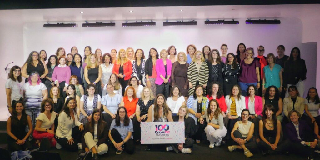 Fotografía de grupo del acto de presentación del listado '100 Dones Referents TIC a Catalunya'